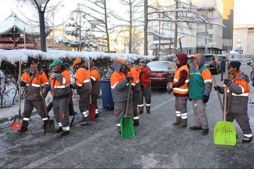 Нийслэлд өнөөдөр 900 гаруй зам талбайн үйлчлэгч ажиллаж байна